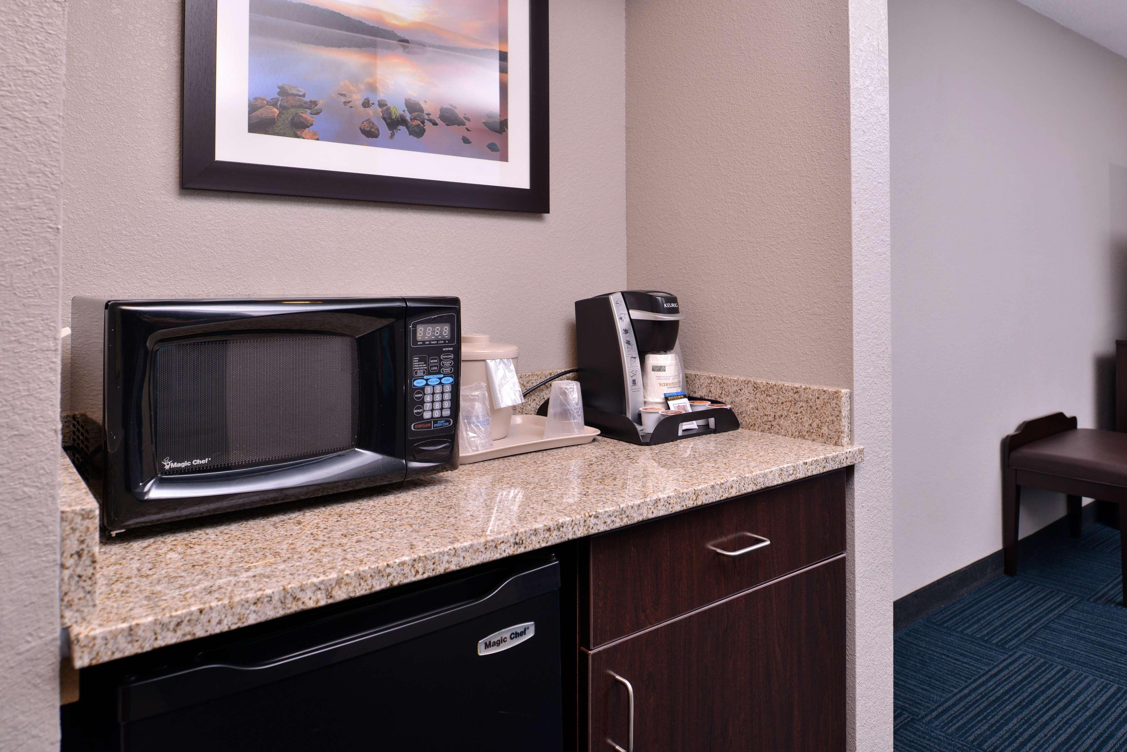 Best Western Hartford Hotel And Suites Exteriör bild