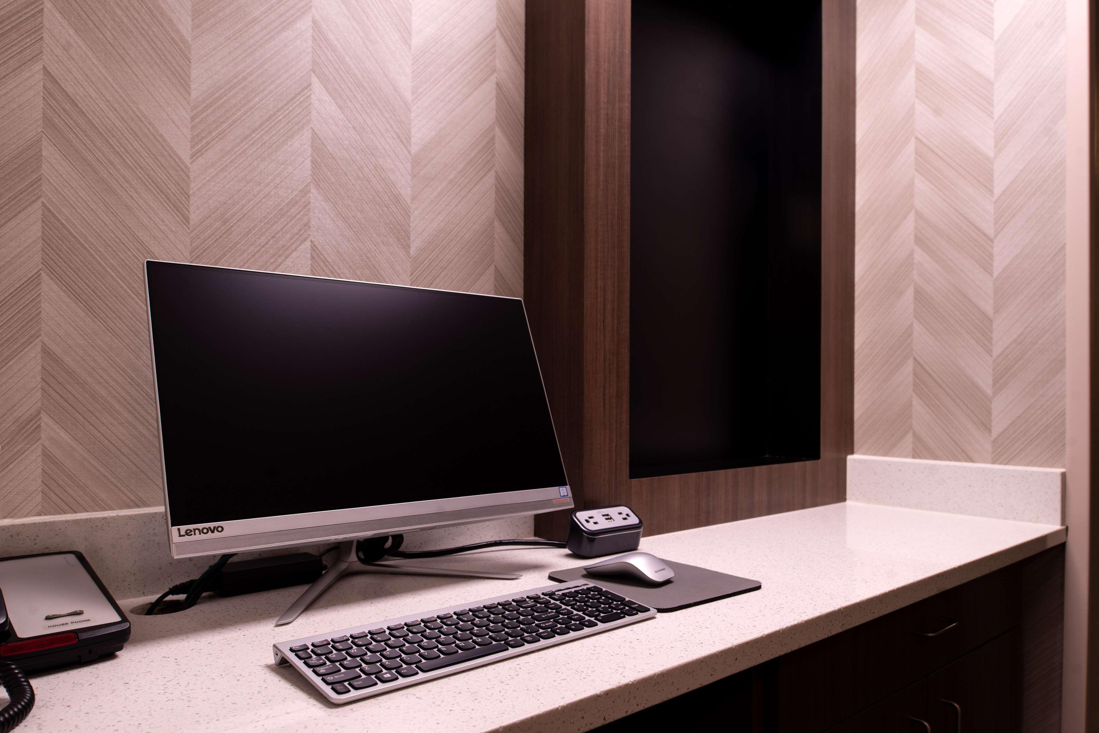 Best Western Hartford Hotel And Suites Exteriör bild