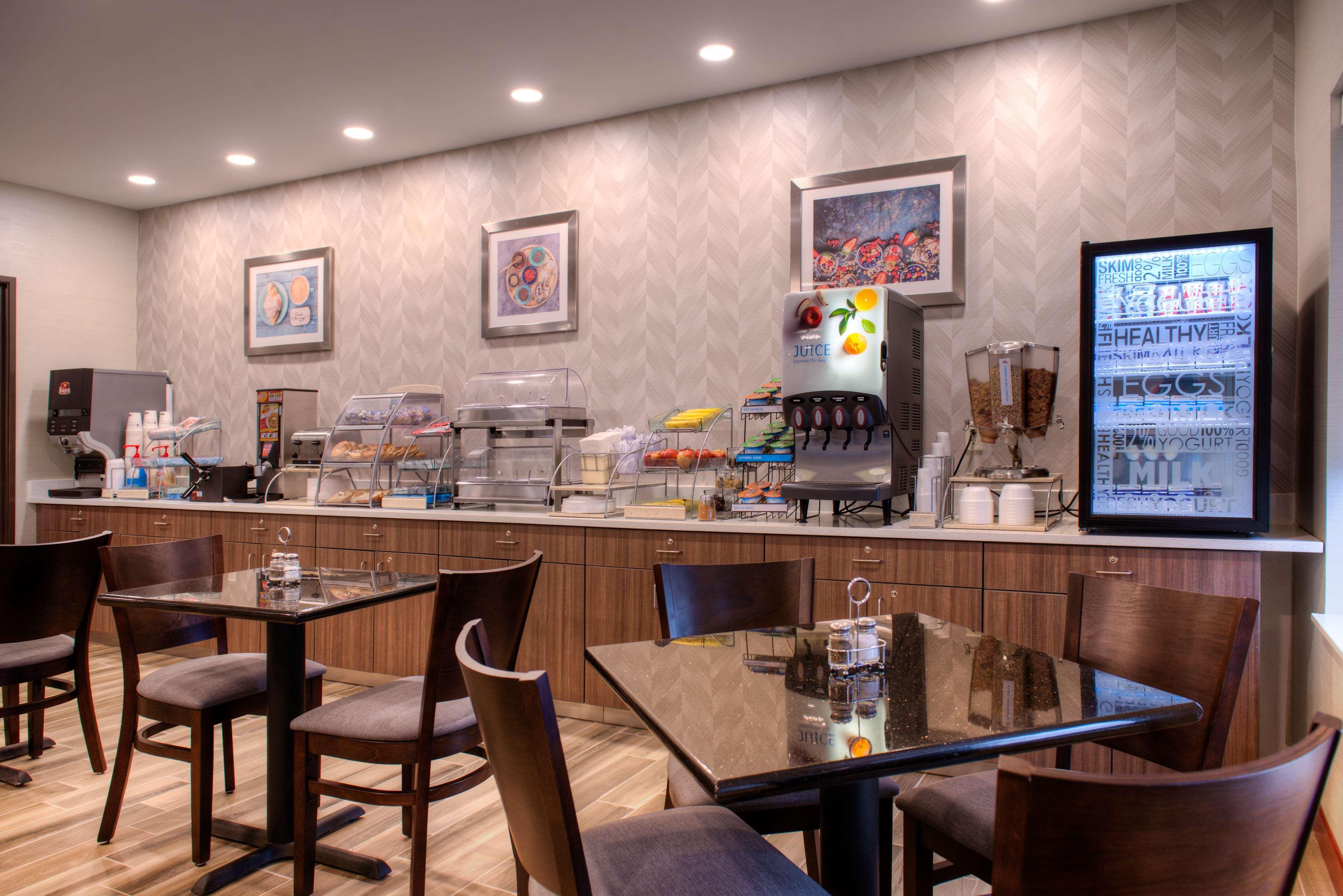 Best Western Hartford Hotel And Suites Exteriör bild