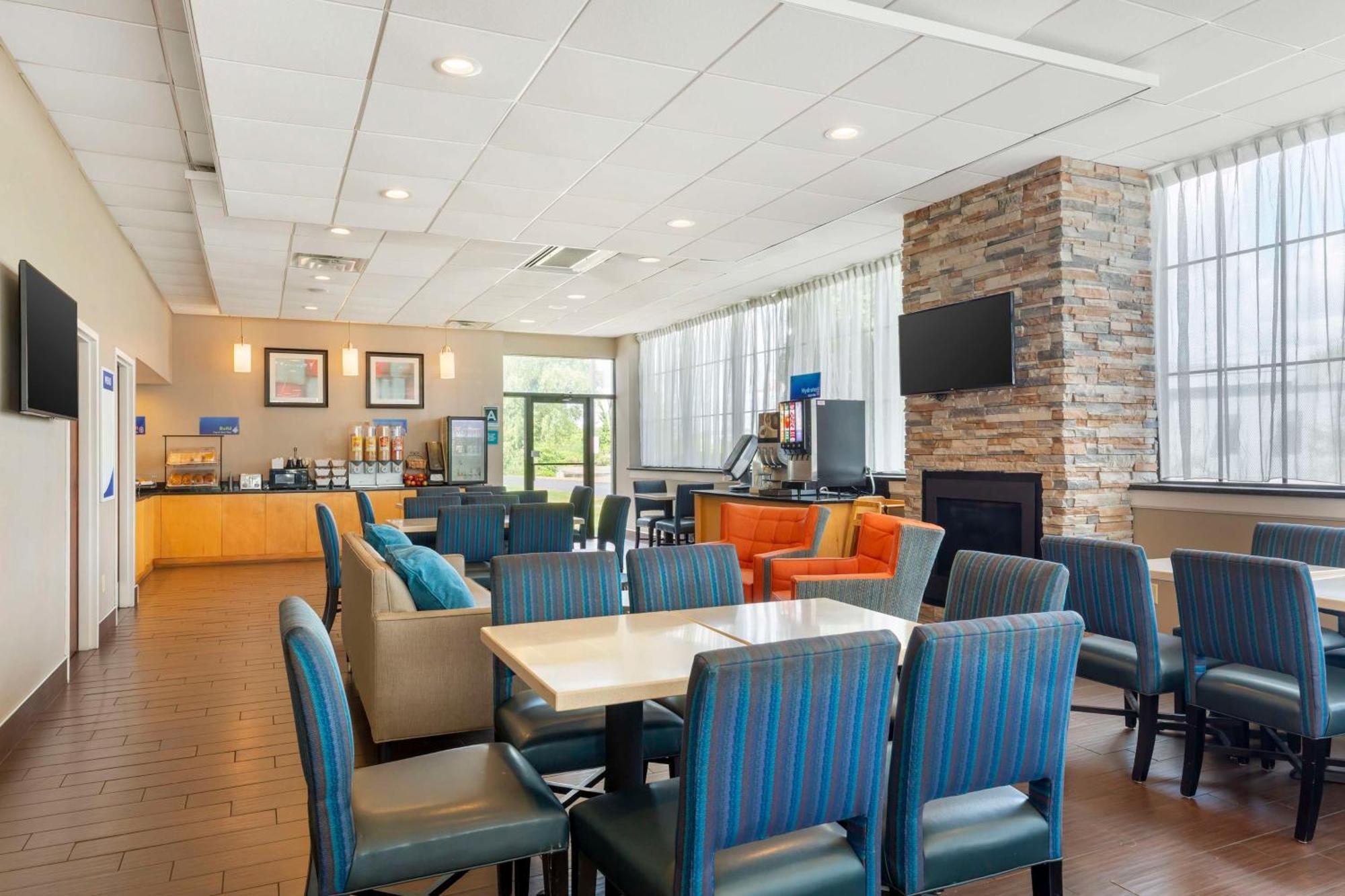 Best Western Hartford Hotel And Suites Exteriör bild