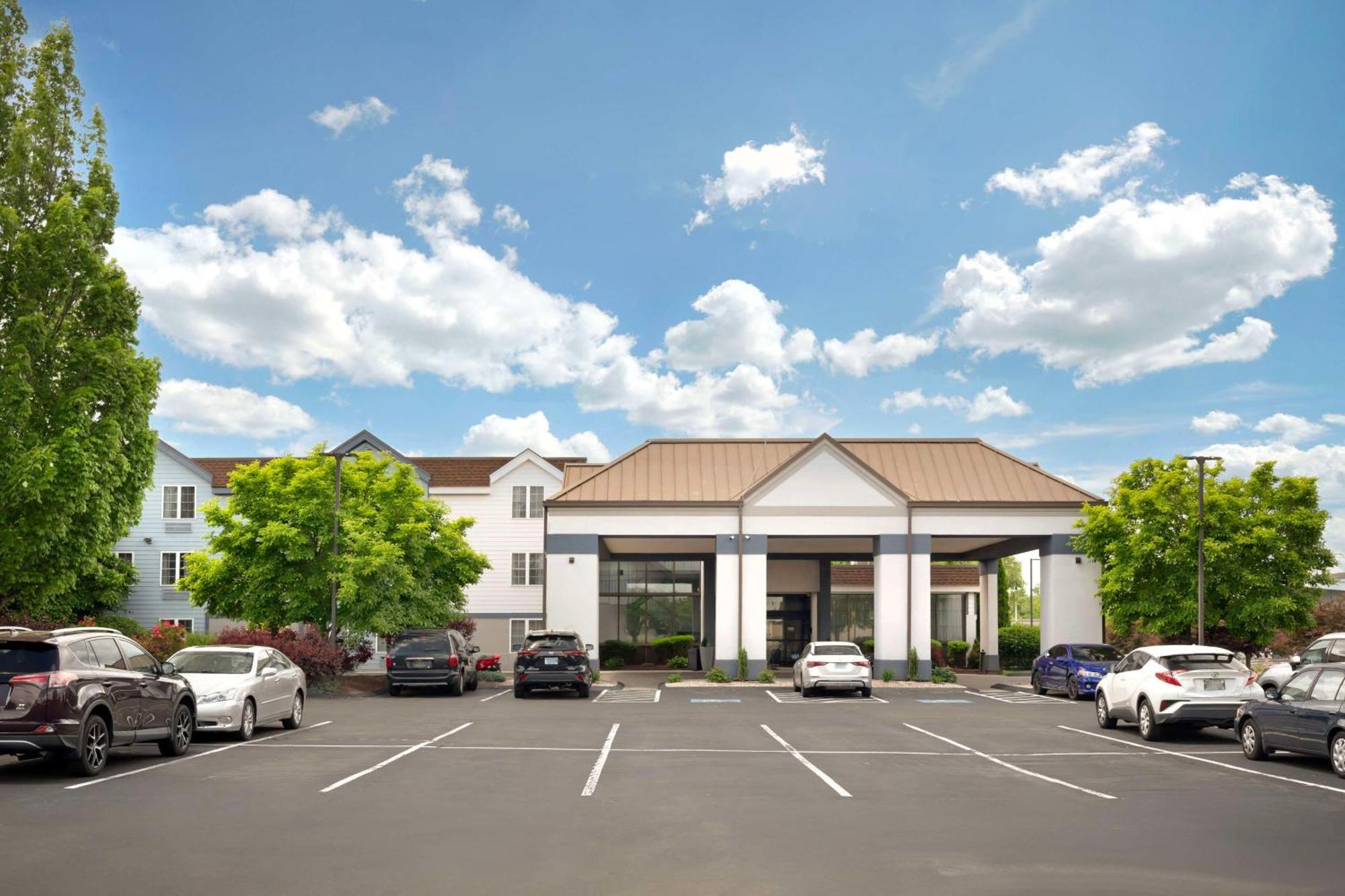 Best Western Hartford Hotel And Suites Exteriör bild