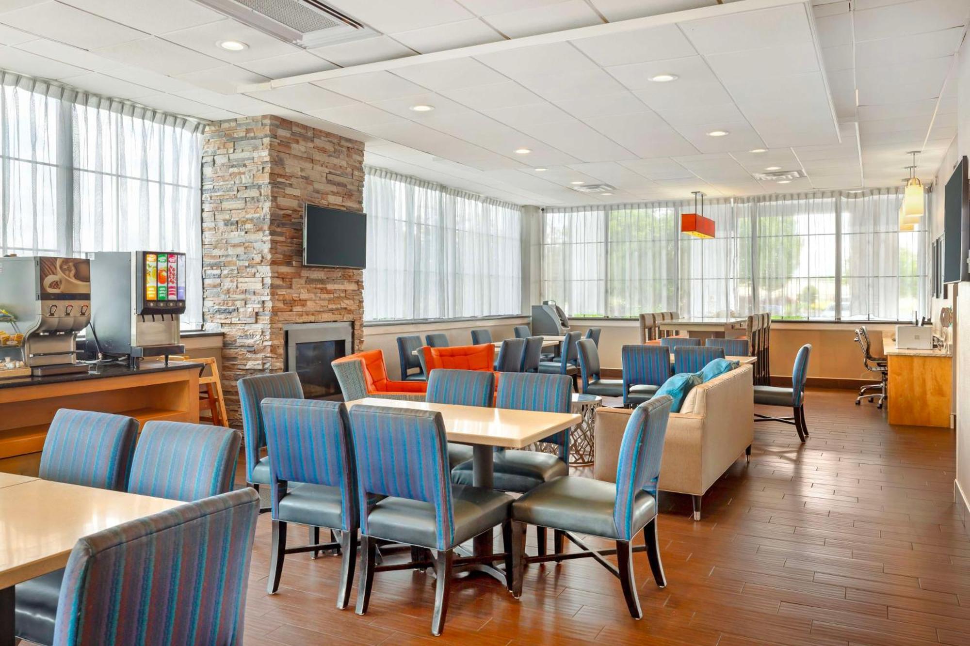 Best Western Hartford Hotel And Suites Exteriör bild