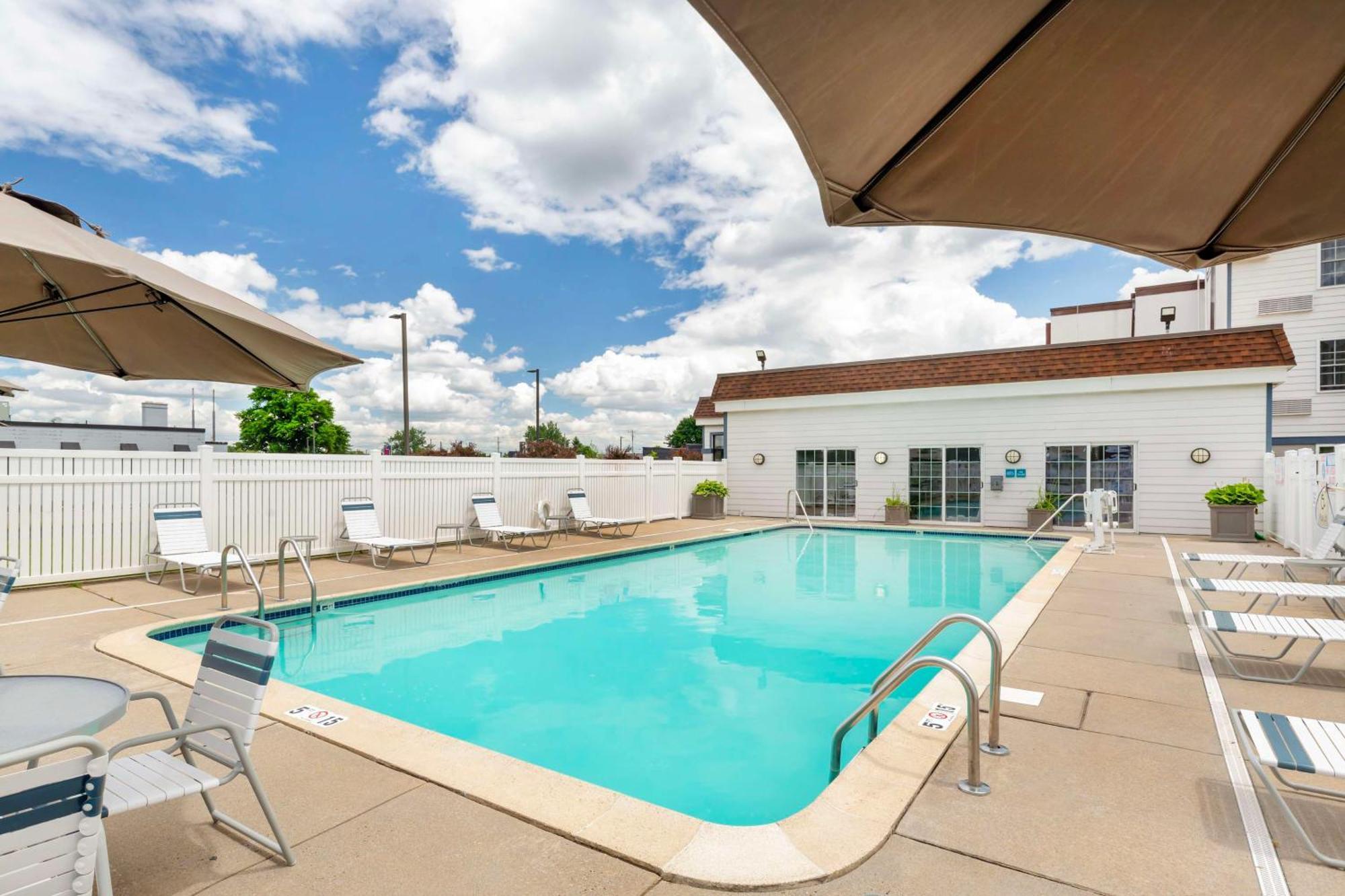 Best Western Hartford Hotel And Suites Exteriör bild